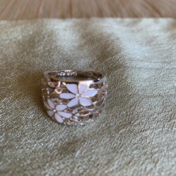 Jewelry - 2/$15💙 or 3/$25🎈 Silver w/ White Flowers, 8.5